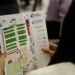 Persona sosteniendo un mapa del evento Expo Agrícola 2026, mostrando la distribución de expositores y pabellones en la feria.