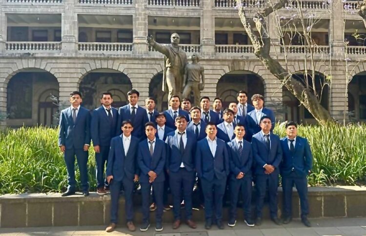 Normal Rural de Ayotzinapa durante su centenario con estudiantes reunidos