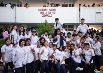 estudiantes en ambiente seguro tras nuevas reglas contra violencia escolar