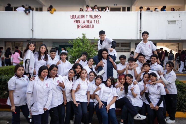 estudiantes en ambiente seguro tras nuevas reglas contra violencia escolar