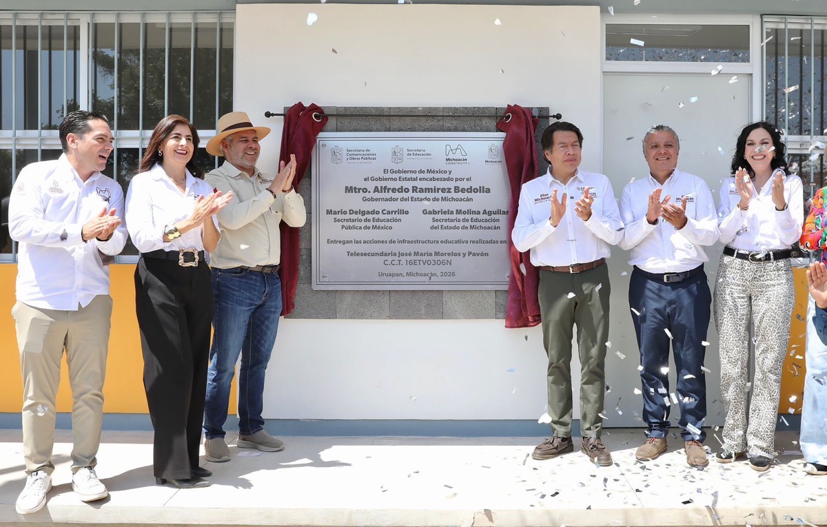 Fachada de la nueva preparatoria en Uruapan durante la inauguración oficial.