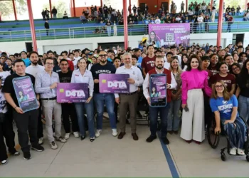 Conjunto de estudiantes y autoridades entregando chips de internet gratis para estudiantes en un eve.