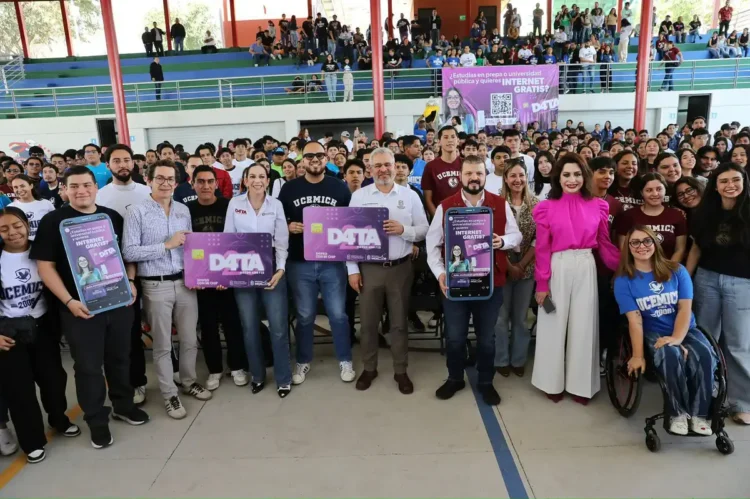 Conjunto de estudiantes y autoridades entregando chips de internet gratis para estudiantes en un eve.