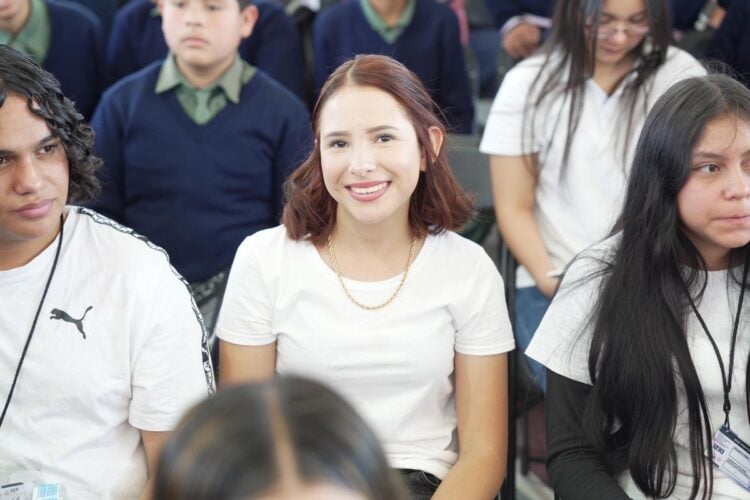 Estudiantes en una ceremonia escolar, promoviendo el nuevo programa de bachillerato en Michoacán con la apertura de tres plan.