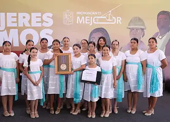 Arpistas infantiles de Apatzingán posan con premio y reconocimiento en evento cultural.