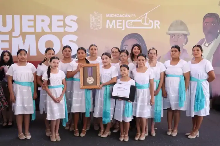 Arpistas infantiles de Apatzingán posan con premio y reconocimiento en evento cultural.
