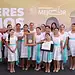 Arpistas infantiles de Apatzingán posan con premio y reconocimiento en evento cultural.