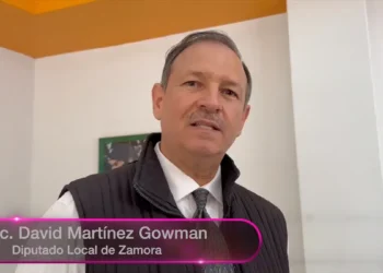Licenciado David Martínez Gowman, diputado local de Zamora, en un aula escolar durante una visita oficial.