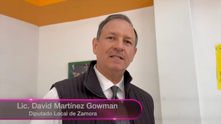 Licenciado David Martínez Gowman, diputado local de Zamora, en un aula escolar durante una visita oficial.
