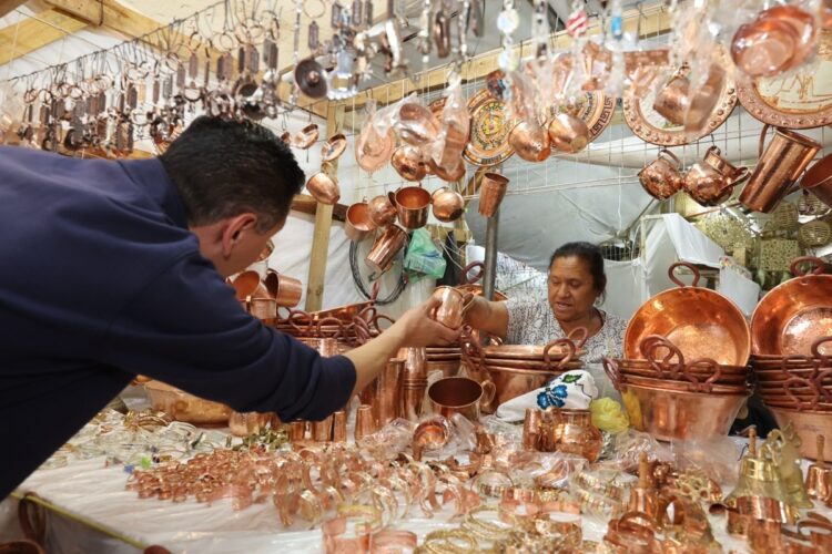 artesanos exhibiendo productos tradicionales en Michoacán