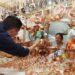 artesanos exhibiendo productos tradicionales en Michoacán