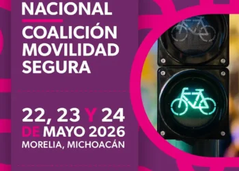 Semáforo peatonal y bicicleta en evento de movilidad segura.