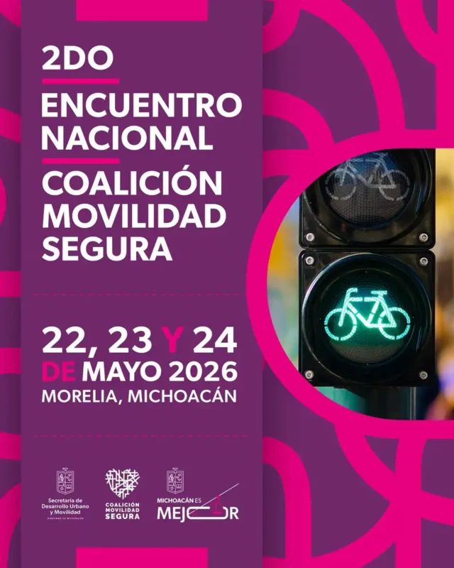 Semáforo peatonal y bicicleta en evento de movilidad segura.