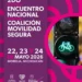 Semáforo peatonal y bicicleta en evento de movilidad segura.