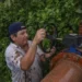 Técnico revisa válvula de un sistema de riego en un campo agrícola de Michoacán.