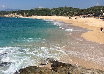 Limpieza y seguridad en las playas de Michoacán, ideales para disfrutar en Semana Santa con tranquilidad y belleza natural.