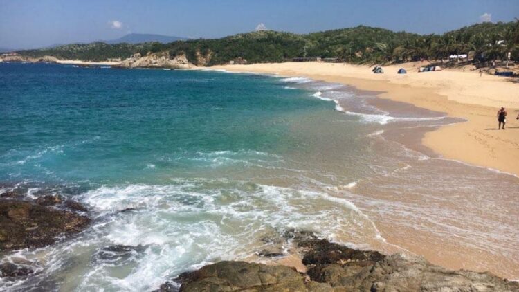 Limpieza y seguridad en las playas de Michoacán, ideales para disfrutar en Semana Santa con tranquilidad y belleza natural.