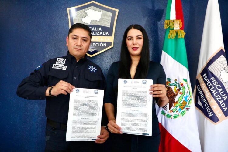 Policía y funcionaria muestran documentos en acto oficial.