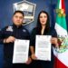 Policía y funcionaria muestran documentos en acto oficial.