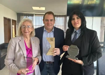 Reconocimiento a Francisco Seva por su labor en promover el cultivo y la exportación del mango mexicano.