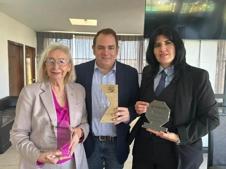 Reconocimiento a Francisco Seva por su labor en promover el cultivo y la exportación del mango mexicano.