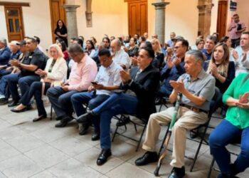 Reconocimiento a periodistas con más de 30 años de trayectoria en Zamora durante un evento especial.
