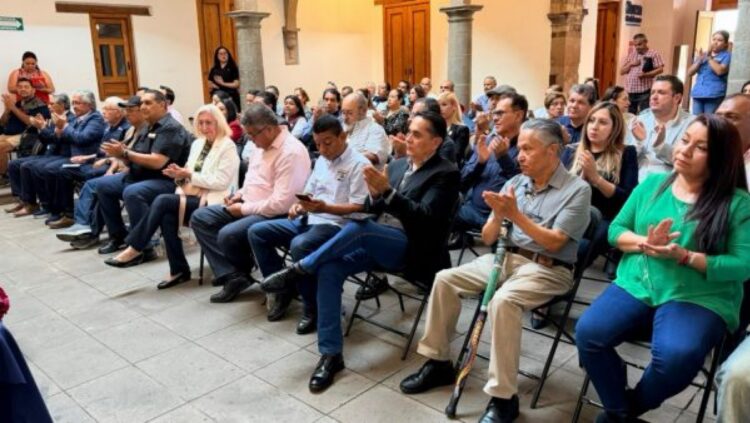Reconocimiento a periodistas con más de 30 años de trayectoria en Zamora durante un evento especial.