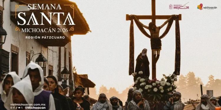 Crucifixión de Jesús en procesión tradicional durante Semana Santa en Michoacán, con devotos y escenario religioso en Pátzcua.