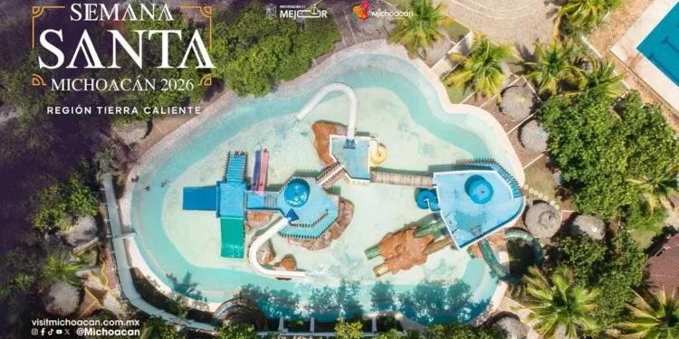 Piscina con toboganes y áreas recreativas en un resort tropical.