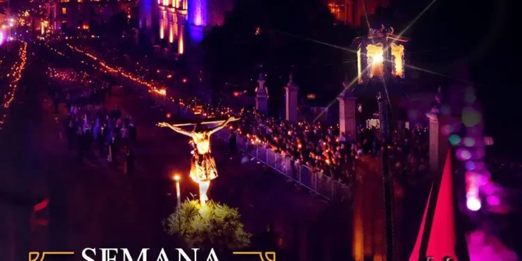 Catedral de Morelia iluminada en tonos púrpura durante la Semana Santa en Michoacán, resaltando la tradición y cultura local.