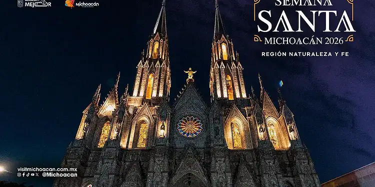 Iluminación nocturna de una iglesia gótica en Michoacán, resaltando su arquitectura durante la Semana Santa 2026 en la región.