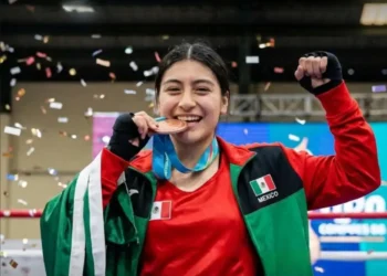 Una atleta mexicana del Cecytem muestra su medalla mundial en Tailandia tras ganar en una competencia internacional de boxeo.