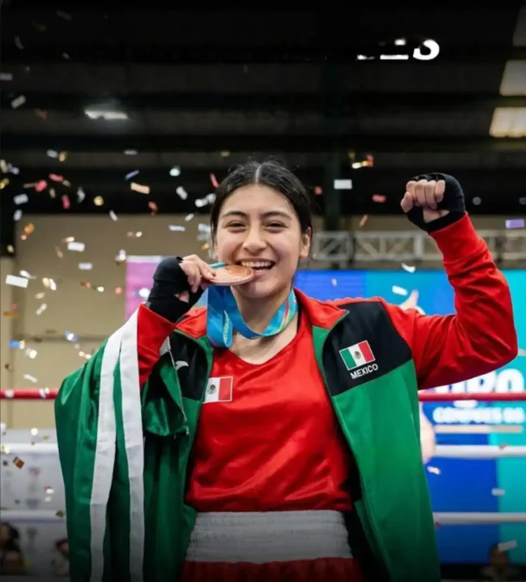 Una atleta mexicana del Cecytem muestra su medalla mundial en Tailandia tras ganar en una competencia internacional de boxeo.