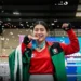 Una atleta mexicana del Cecytem muestra su medalla mundial en Tailandia tras ganar en una competencia internacional de boxeo.