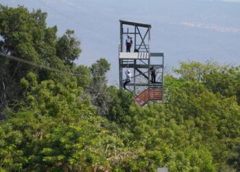 Tirolesa de 150 metros en Laguna de Chandio, Apatzingán, con vistas panorámicas y estructura de madera en medio de la natural.