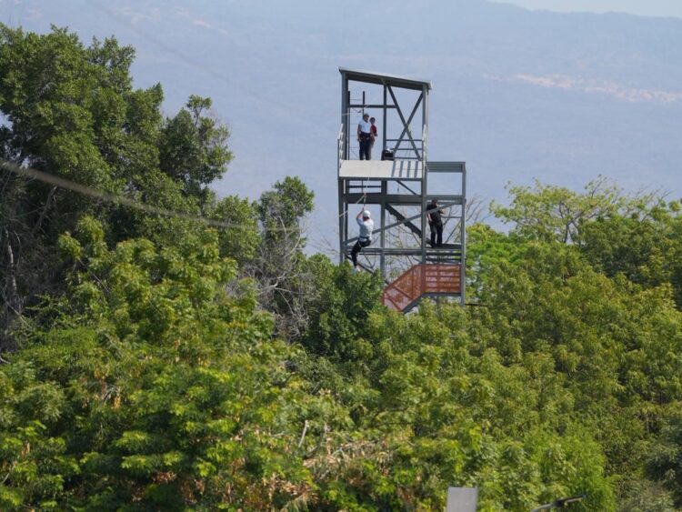 Tirolesa de 150 metros en Laguna de Chandio, Apatzingán, con vistas panorámicas y estructura de madera en medio de la natural.