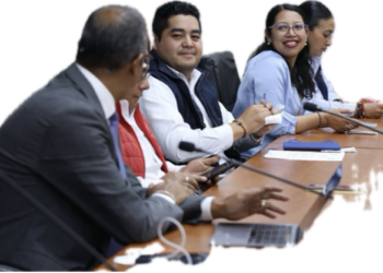 Aprobación de IEM para dos nuevas fuerzas políticas en Michoacán. Participantes en reunión discuten los próximos pasos políti.