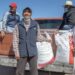 Personal entregando fertilizantes en una camioneta en un área rural de México.