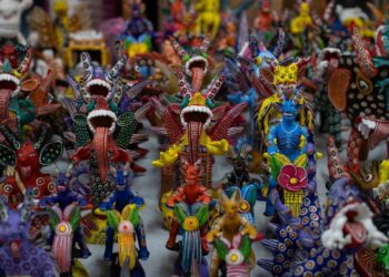 Coloridos muñecos y figuras tradicionales en el Tianguis Artesanal de Uruapan.