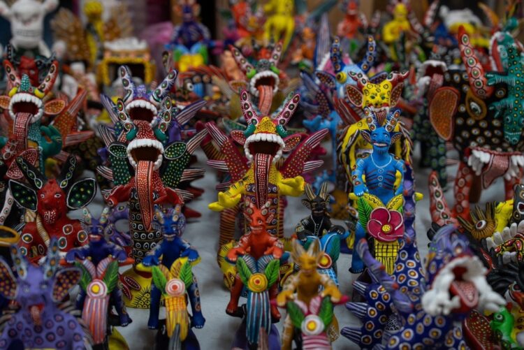 Coloridos muñecos y figuras tradicionales en el Tianguis Artesanal de Uruapan.