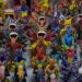 Coloridos muñecos y figuras tradicionales en el Tianguis Artesanal de Uruapan.