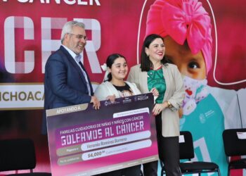 Niña recibe apoyo en evento de salud en Michoacán.