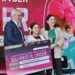 Niña recibe apoyo en evento de salud en Michoacán.
