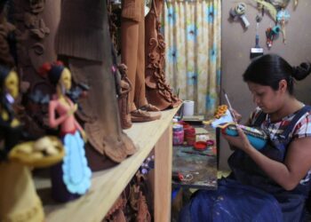 Bailarina de cerámica y artesana trabajando en su taller en Michoacán.