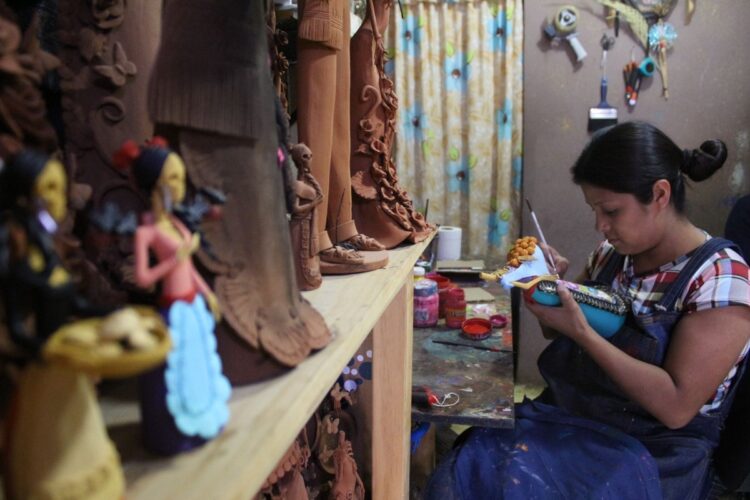 Bailarina de cerámica y artesana trabajando en su taller en Michoacán.