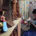 Bailarina de cerámica y artesana trabajando en su taller en Michoacán.