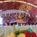 Jóvenes en trajes tradicionales bailan en escenario durante festival cultural en Michoacán.