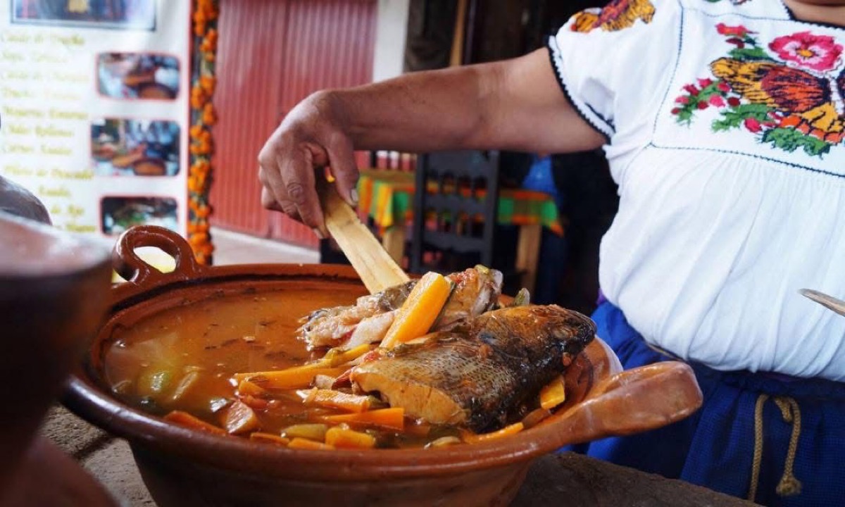 Pescado en caldo con verduras tradicionales, representativo de las recetas de Cuaresma en Michoacán.