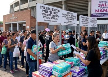 Reparto de pañales en evento cultural en Morelia.