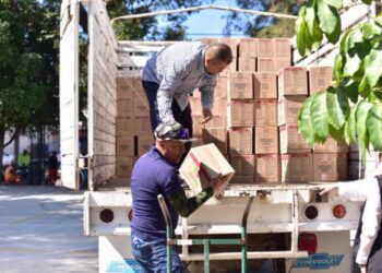 Personal del DIF Zamora distribuye despensas a familias en necesidad, promoviendo apoyo comunitario y solidaridad en la regió.
